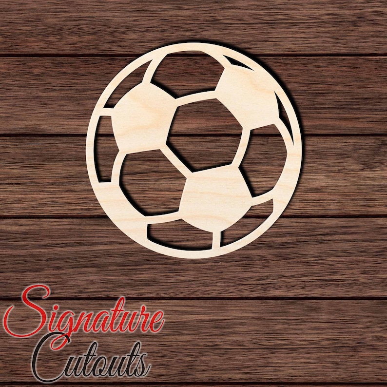 Puede incluir: Un recorte de madera de un bal&oacute;n de f&uacute;tbol. El bal&oacute;n es blanco y tiene costuras negras.