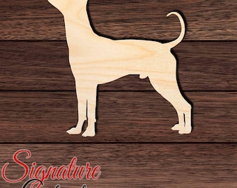Könnte beinhalten: Ein heller, flacher Holzausschnitt in der Form eines stehenden Hundes mit spitzen Ohren und einem geschwungenen Schwanz. Die Silhouette ist nach links ausgerichtet und zeigt durchgehend eine glatte Textur mit natürlicher Holzmaserung.