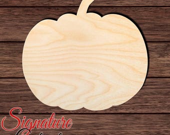 Könnte beinhalten: Ein flacher, unbehandelter Holzausschnitt in Form eines Kürbisses mit einem einzelnen Stiel an der Oberseite. Die Oberfläche zeigt eine natürliche Holzmaserung mit horizontalen Linien. Der Ausschnitt hat glatte, abgerundete Kanten.