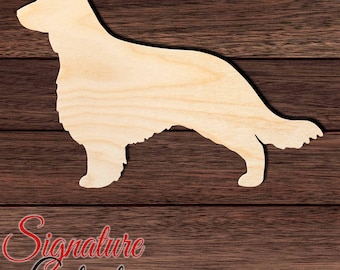 Könnte beinhalten: Ein hellfarbener Holzausschnitt in Form eines stehenden Hundes im Profil, mit einer glatten Oberfläche und sichtbarer natürlicher Holzmaserung. Die Silhouette zeigt einen Hund mit langem Fell, einer buschigen Rute und einer ausgeprägten Schnauze.