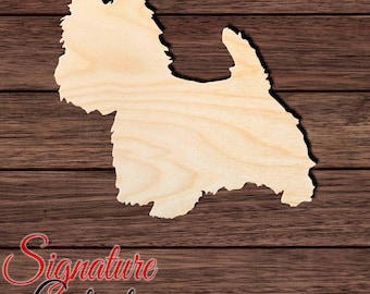 Könnte beinhalten: Ein hellfarbener Holzausschnitt in der Form der Silhouette eines West Highland White Terriers. Der Ausschnitt weist eine natürliche Holzmaserung mit sichtbaren hellbraunen Mustern sowie eine deutliche Kontur von Kopf, Ohren und Schwanz auf.