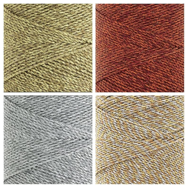 K&ouml;nnte beinhalten: Vier Spulen mit Metallic-Garn. Die Spulen sind in einem Raster angeordnet. Die Garnfarben sind Gold, Rot, Silber und Gold und Silber.