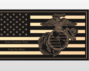 Könnte beinhalten: Rechteckige Plakette mit dem Design der amerikanischen Flagge, mit goldenen Sternen und Streifen. Das Emblem des United States Marine Corps ist überlagert. Der Text "Your Custom Text Can Go Here" befindet sich darunter.