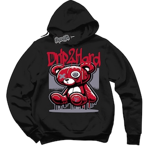 Könnte beinhalten: Schwarzer Kapuzenpullover mit einem roten, tropfenden Teddybär-Motiv und dem Text "Drip2Hard" in Weiß.