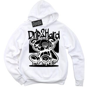 Könnte beinhalten: Weißer Kapuzenpullover mit einem schwarz-weißen Grafikdruck eines tropfenden Teddybären mit dem Text "Drip2Hard" darüber.