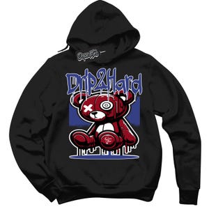 Könnte beinhalten: Schwarzer Kapuzenpullover mit einem roten, tropfenden Teddybär-Motiv und dem Text "Drip2Hard" in Blau.