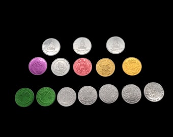 Könnte beinhalten: Eine Sammlung von 14 runden Metallmarken mit verschiedenen Designs und Farben. Die Marken zeigen Bilder von Schiffen, Gebäuden und anderen Designs. Die Marken sind silber, gold, rosa, grün und lila.