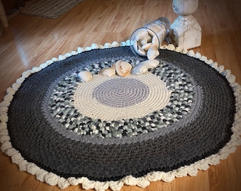 Greyscale frilled round mat
