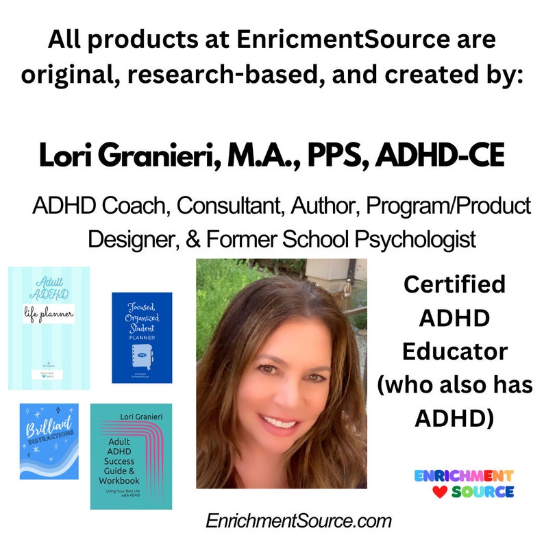 Pode incluir: Lori Granieri, M.A., PPS, ADHD-CE, uma educadora certificada em TDAH, &eacute; retratada com v&aacute;rios de seus produtos. Os produtos incluem um planejador de vida azul e branco, um planejador de estudante azul, um caderno de exerc&iacute;cios azul e branco e um di&aacute;rio de distra&ccedil;&otilde;es azul e branco. O texto "EnrichmentSource.com" tamb&eacute;m &eacute; vis&iacute;vel.