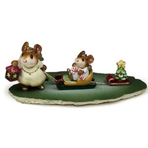 Puede incluir: Dos pequeñas figuritas de ratones marrones y blancos. Un ratón está vestido de ángel y tira de un trineo con una segunda figurita de ratón. El trineo es amarillo y rojo y tiene un pequeño árbol de Navidad en la parte trasera.
