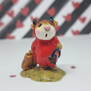 Wee Forest Folk M-61 Pequeño diablo en rojo con cuernos y cola de brillo negro, figura de ratón de Halloween en miniatura vintage