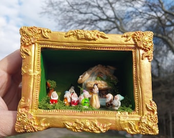 Miniaturowa diorama w ozdobnej ramce – Bajkowe pudełko cieni, Ręcznie robiona miniaturowa scena, Maleńki domek w lesie, Kolekcjonerska sztuka miniaturowa, Prezent dla niej