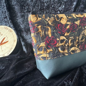 Kleines Täschchen Skull Totenkopf Schädel Rosen  Kosmetiktasche OB Tasche grau schminktasche Kulturtasche mit Kunstleder