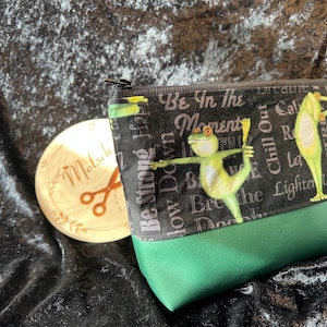 Kleines Täschchen Frosch Frösche Kosmetiktasche OB Tasche grün Maske Portemonnaie schminktasche Kulturtasche Rockabilly mit Kunstleder