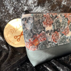 Kleines Täschchen Skull Totenkopf Schädel Rosen  Kosmetiktasche OB Tasche grau schminktasche Kulturtasche mit Kunstleder
