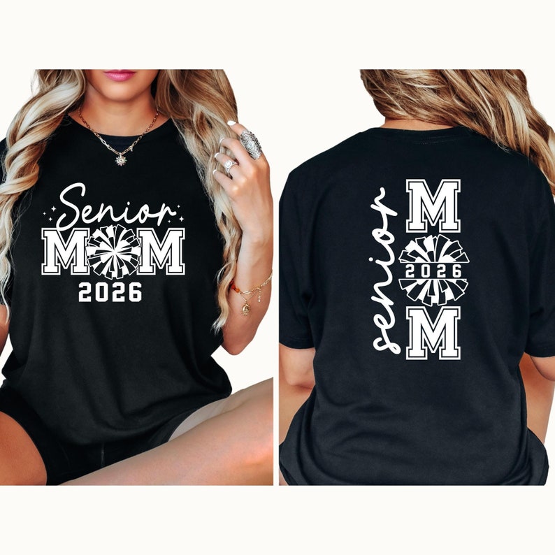 Op de afbeelding: Zwart T-shirt met witte tekst die "Senior Mom 2026" op de voorkant en "Senior Mom 2026" met een cheerleading pompom-afbeelding op de achterkant zegt.