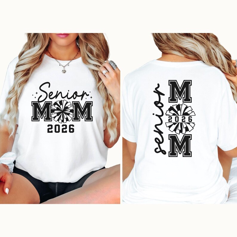 Op de afbeelding: Wit T-shirt met zwarte tekst en een cheerleading pompon-afbeelding. De voorkant van het shirt zegt "Senior MOM 2026". De achterkant van het shirt zegt "Senior MOM" met de cheerleading pompon-afbeelding en het jaar "2026" in de afbeelding.