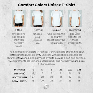 Op de afbeelding: Een maattabel voor een unisex T-shirt gemaakt van 100% ringgesponnen katoen. De tabel toont de afmetingen in inches voor de breedte en lengte van het shirt in de maten S, M, L, XL, 2XL en 3XL. De tabel bevat ook de overeenkomstige Amerikaanse maten voor elke maat.