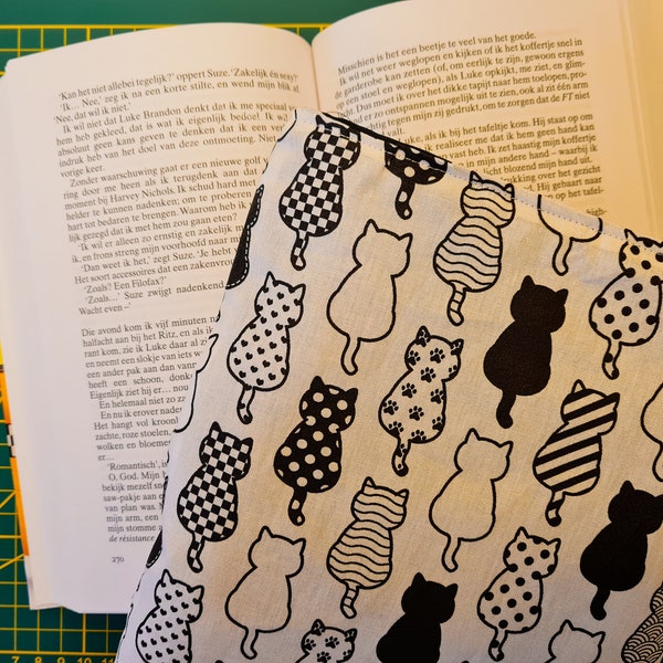 Booksleeve cats