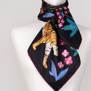 Pañuelo cuadrado grande de seda pura, diseño exclusivo estampado "La Fiancée du Tigre" de Le Chale Bleu, Francia. Hecho en Italia. Regalo para mujer.