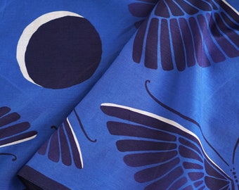 Foulard en soie mélangée "Le Papillon Lune", Bleu Cobalt et Indigo. Dessin imprimé exclusif Papillons par Le Châle Bleu France. Boite Cadeau