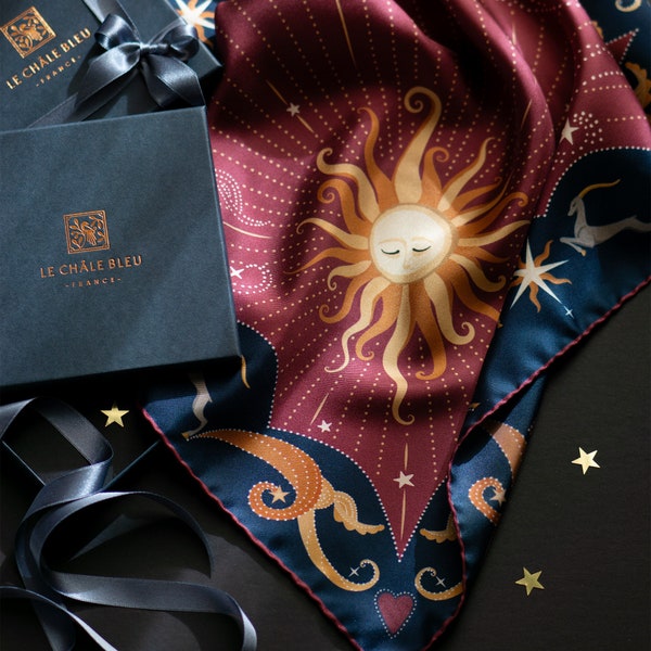 Foulard carré en pure soie "Brillante comme le Soleil" – Bordeaux et Bleu nuit. Imprimé exclusif Soleil Art Deco par Le Châle Bleu – France