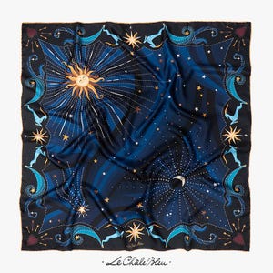 Grand carré en pure soie "Belle comme la Lune" – Bleu Magique – Carré de designer – Dessin céleste imprimé exclusif par Le Châle Bleu France