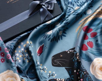 Bufanda de seda Mulberry "La pantera y el artista", gris azulado. Diseño original estampado de Le Châle Bleu France. Hecha en Italia. Caja de regalo.