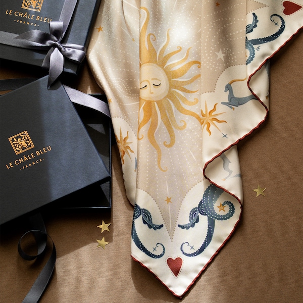 Foulard carré en pure soie "Brillante comme le Soleil" – Café Crème. Imprimé exclusif Soleil Art Deco par Le Châle Bleu – France