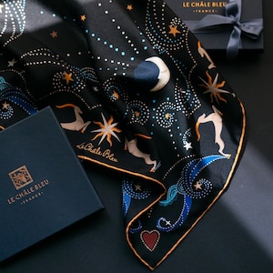 Foulard carré en pure soie "Belle comme la Lune" – Noir et cuivre. Imprimé original Lune et étoiles par Le Châle Bleu, France. Boite cadeau