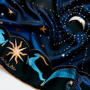 Grand carré en pure soie "Belle comme la Lune" – Bleu Magique – Carré de designer – Dessin céleste imprimé exclusif par Le Châle Bleu France