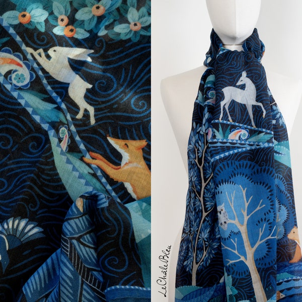 Écharpe laine et cachemire "Le Voyage dans la Forêt Boréale", Bleu. Imprimé exclusif par Le Châle Bleu, France. Étole laine, boite cadeau