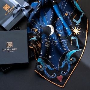 Pañuelo cuadrado de seda pura "Hermoso como la Luna" - Azul Medianoche. Estampado original de luna y estrellas de Le Châle Bleu, Francia. Incluye caja de regalo.