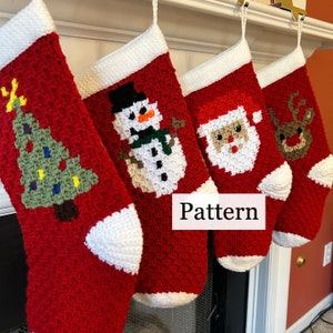 Peut inclure: Quatre chaussettes de Noël en crochet rouge et blanc avec différents motifs de Noël. Les chaussettes sont accrochées à une cheminée. Les motifs comprennent un sapin de Noël, un bonhomme de neige, le Père Noël et un renne.