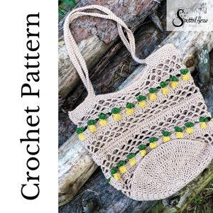 Puede incluir: Una bolsa de mano de crochet con un dise&ntilde;o de pi&ntilde;a. La bolsa est&aacute; hecha con hilo beige y presenta detalles de pi&ntilde;a amarillos y verdes. La bolsa est&aacute; sobre una superficie de madera.