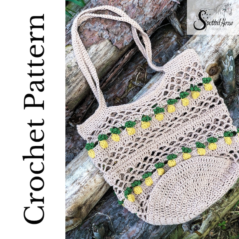 Puede incluir: Una bolsa de mano de crochet con un dise&ntilde;o de pi&ntilde;a. La bolsa est&aacute; hecha con hilo beige y presenta detalles de pi&ntilde;a amarillos y verdes. La bolsa est&aacute; sobre una superficie de madera.