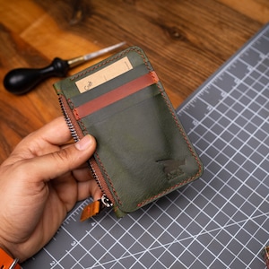 Cartera verde para el día del padre, Tarjetero de cuero personalizado, Cartera con cremallera, Regalo para él, Cartera de estilo clásico, Cartera de negocios imagen 1