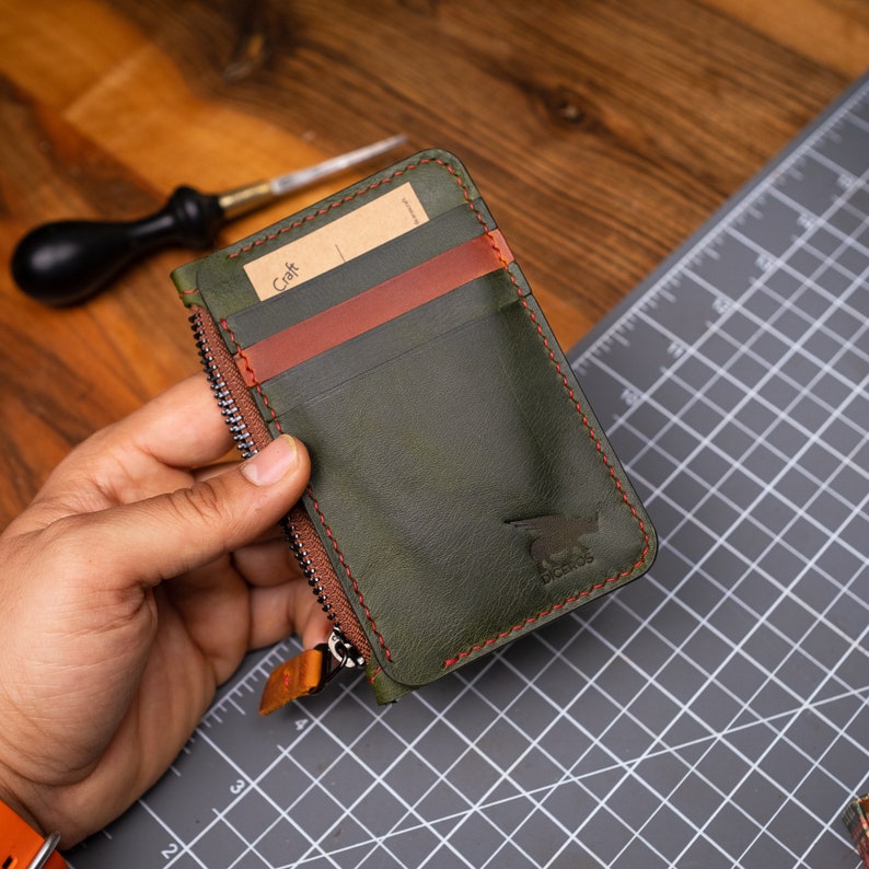 Cartera verde para el día del padre, Tarjetero de cuero personalizado, Cartera con cremallera, Regalo para él, Cartera de estilo clásico, Cartera de negocios imagen 1