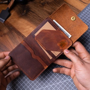 Cartera de cuero de regalo personalizada para novio para el día de San Valentín, cartera de bolsillo frontal, cartera de cuero hecha a mano, cartera plegable minimalista