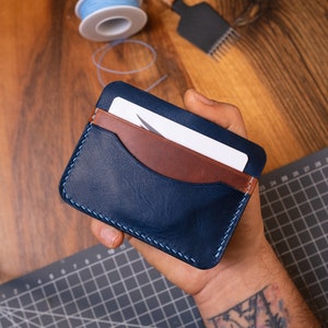 Minimaler bunter Leder-Kartenhalter zum Vatertag, schlankes Kartenetui, personalisiertes Geschenk für den Mann zum Geburtstag, Brieftasche für die Vordertasche für ihn