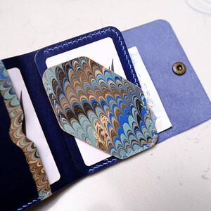 Cartera de cuero de hombre colorido para el día del padre, billetera de bolsillo frontal minimalista, regalo para él, tarjetero personalizado, billetera plegable azul imagen 2