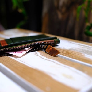 Cartera verde para el día del padre, Tarjetero de cuero personalizado, Cartera con cremallera, Regalo para él, Cartera de estilo clásico, Cartera de negocios imagen 4