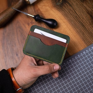 Porta carte sottile in pelle per lui, portafoglio in pelle con tasca frontale, porta carte minimalista verde e marrone, regalo personalizzato per il compleanno,