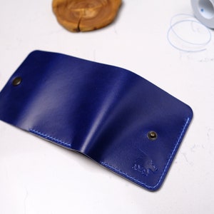 Cartera de cuero de hombre colorido para el día del padre, billetera de bolsillo frontal minimalista, regalo para él, tarjetero personalizado, billetera plegable azul imagen 4