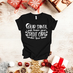 Caro Babbo Natale lascia la tua carta di credito sotto la camicia dell'albero, la camicia di Babbo Natale, la divertente camicia di Natale, il regalo di Natale divertente, la festa di Natale