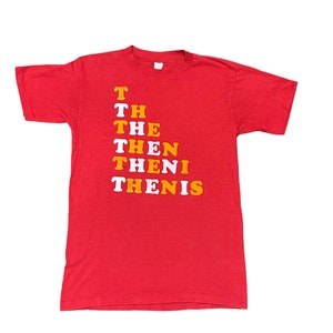 Camiseta vintage com letras de feltro dos anos 70 THENIS feita nos EUA com ponto único médio