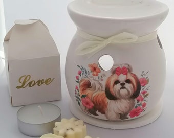 Precioso juego de regalo de quemador de aceite/cera de cerámica Shitzu Puppy que incluye quemador de cerámica, soporte, vela candelita y 3 ceras de soja altamente perfumadas.