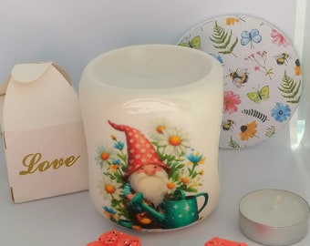 Set regalo bruciacera per gnomo da giardino primaverile con supporto coordinato, cera di soia e candela tealight in confezione regalo per un regalo perfetto.