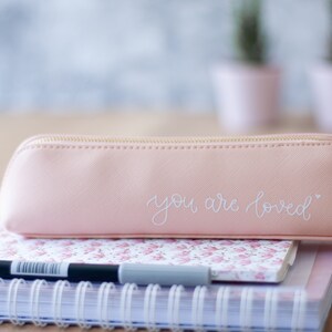Federmäppchen | Kosmetiktasche mit Spruch "you are loved" | Ermutigung | verschiedene Farben | Geschenkidee für Studenten