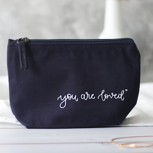 Kosmetiktasche | Kulturbeutel mit Aufdruck "you are loved" | in verschiedenen Farben und Größen | Geschenkidee
